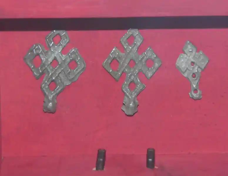 Pendant with interlocking diamonds forming a cross